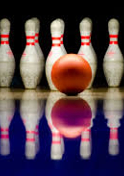 Bowlingkugle på vej til at ramme kegler