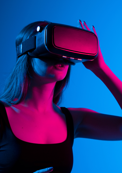 Pige med VR briller på.