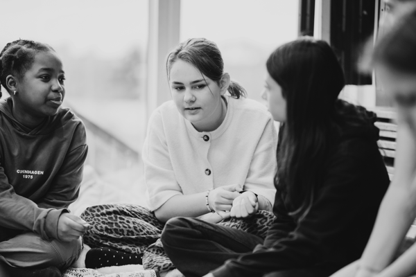 RKE elever sidder sammen og diskuterer forskellige emner